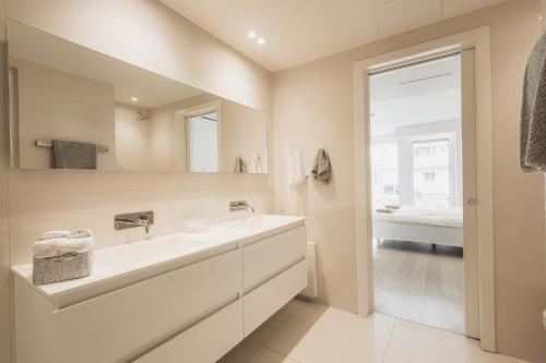 Architectural 3BR Luxury Oasis 3rd Floor in Voula