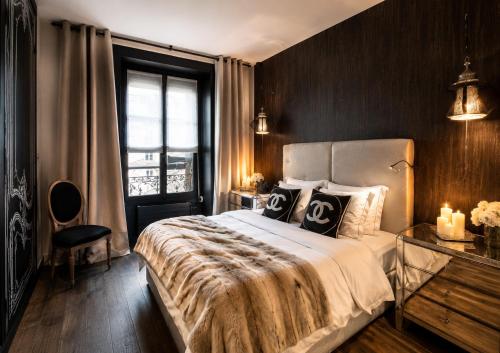 a bedroom with a large bed and a window at LUXUEUX APPARTEMENT AU COEUR DE GENEVE ,a deux pas du LAC in Geneva