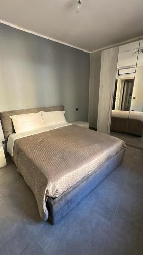 a bedroom with a large bed in a room at Residence Parco Castello 1 in Novi Ligure