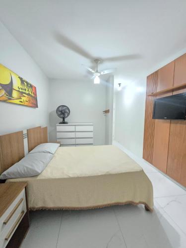 a bedroom with a bed and a ceiling fan at Praia Morro Katia apartamentos - Edificio Porto Belo in Guarapari