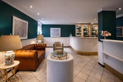 a living room with a couch and a table at Hotel Stadtresidenz in Hildesheim