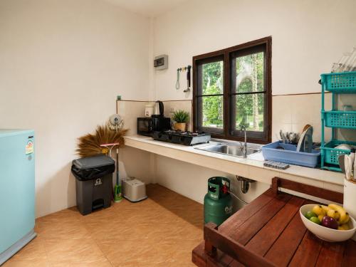 a kitchen with a sink and a bowl of fruit at Charming House - Peaceful Garden Retreat - 2mn ZenBeach - Srithanu Center in Srithanu