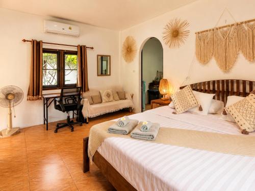a bedroom with two beds and a desk at Charming House - Peaceful Garden Retreat - 2mn ZenBeach - Srithanu Center in Srithanu
