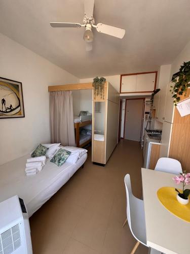 a small room with a bed and a kitchen at Apartament Mare e Sole z basenem i przy plaży in Marotta