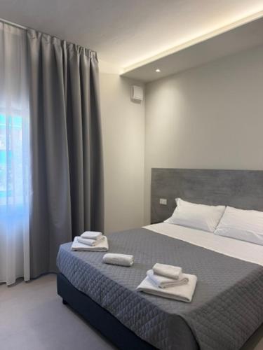 a bedroom with a bed with two towels on it at Rooms Residence Rubiera in Rubiera