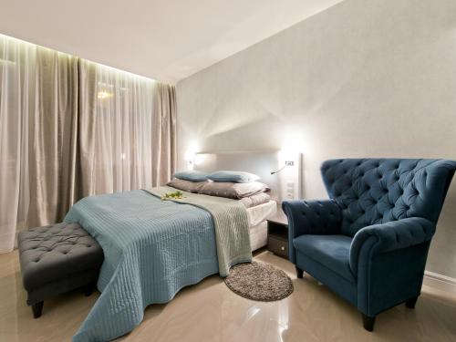 Een bed of bedden in een kamer bij Softly Residence