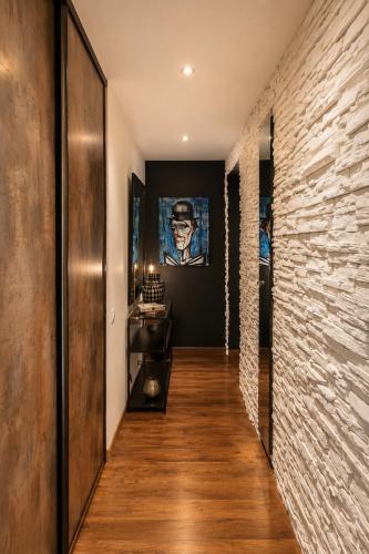 a hallway with a wall with a painting on it at LUXUEUX APPARTEMENT AU COEUR DE GENEVE ,a deux pas du LAC in Geneva