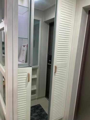 a walk in closet with a glass door at 외국인여성전용게스트하우스 in Pup'yŏng-yŏk
