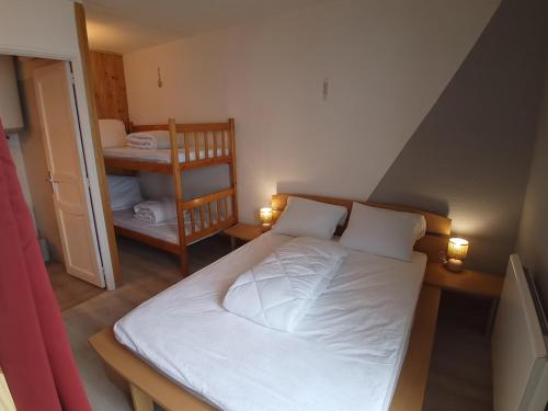 a small bedroom with a bed and a bunk room at Profitez de la vue in Ustou