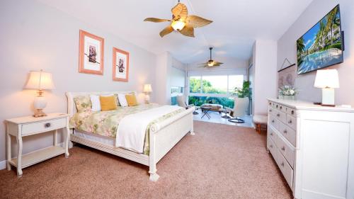 a bedroom with a bed and a ceiling fan at 207 Mariners Club in Key Largo