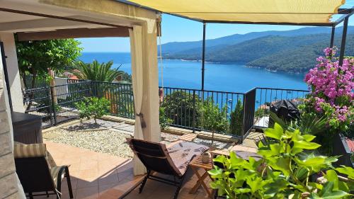 Studio Apartment Đuli Rabac with private hot tub, bike box and free parking