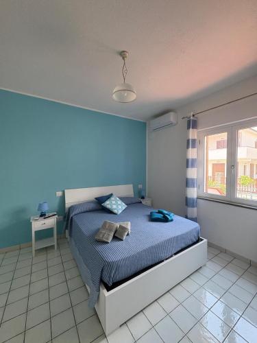 a bedroom with a bed and a blue wall at B&B Orizzonte Blu in Maratea