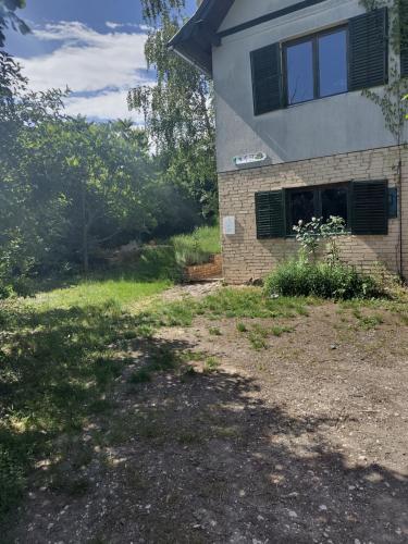 a house with a window on the side of it at Mackó Kuckó Verőce in Kismaros