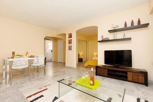 Superb 50m2 Flat - 4 min to Palais, 1 min to Beach