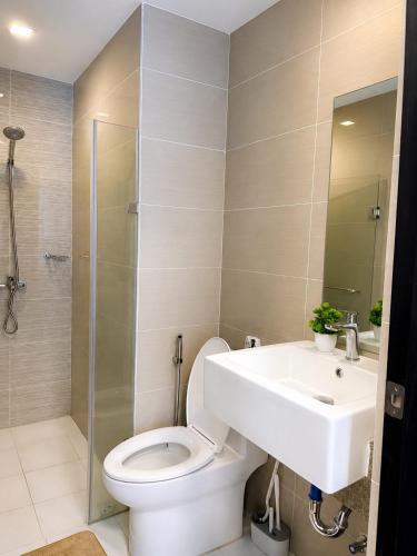 a bathroom with a toilet and a sink and a shower at Yssabelle's Homestay in Sampong