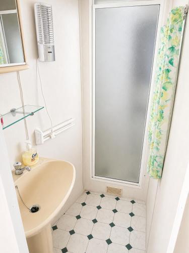 a bathroom with a sink and a shower at Chatka w środku lasu in Czerwona Wola