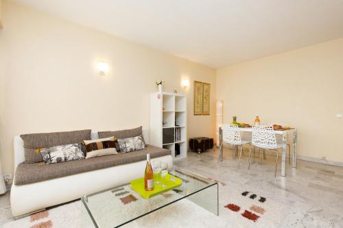 Superb 50m2 Flat - 4 min to Palais, 1 min to Beach