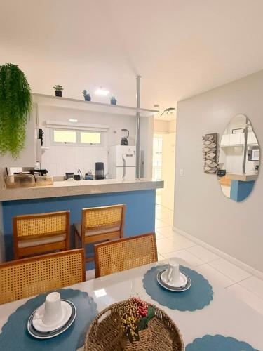 a kitchen and dining room with a table and chairs at FLAT MANDAI PREMIUM - Cabo Frio in Cabo Frio