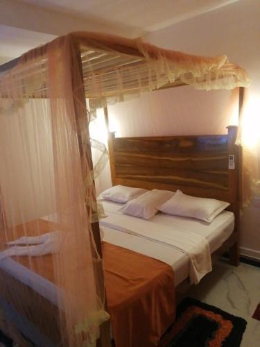 ein Schlafzimmer mit einem Etagenbett mit Himmelbett in der Unterkunft Glitz Marriott in Deniyaya