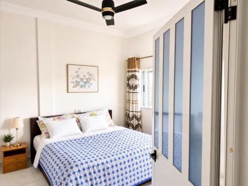 a bedroom with a bed and a ceiling fan at Appartement moderne avec balcon in Lomé