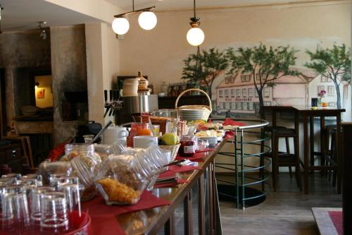 a kitchen with a bunch of food on a counter at Alte Apotheke in Radebeul
