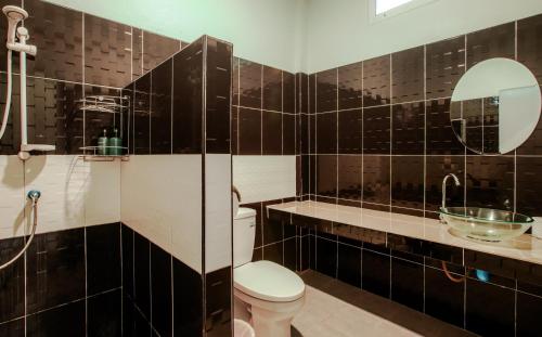 a bathroom with a toilet and a sink and a mirror at Charming Condo - 2mn ZenBeach - Heart of Srithanu - 4K SmartTV in Ko Kong Nui