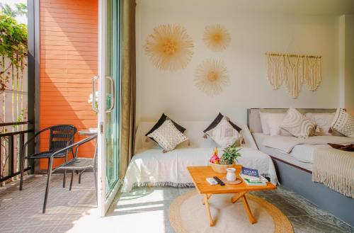 a living room with a bed and a table at Charming Condo - 2mn ZenBeach - Heart of Srithanu - 4K SmartTV in Ko Kong Nui