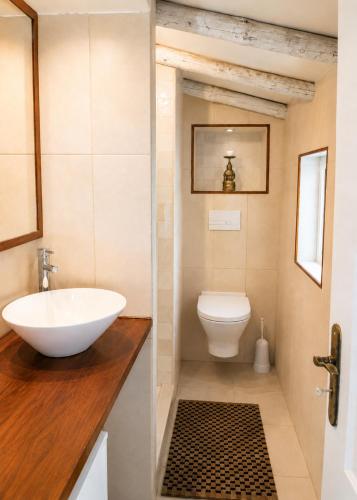 a bathroom with a sink and a toilet at Montes de Baixo in Odeceixe