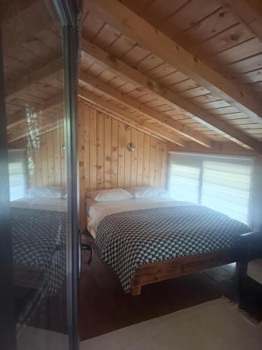 a bedroom with two beds in a wooden cabin at Altın Vadi Konaklama in Fındıklı