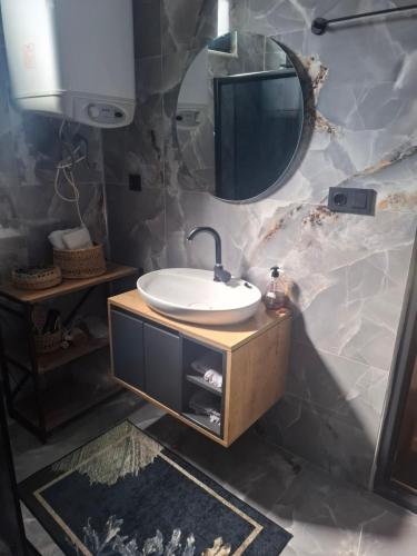 a bathroom with a sink and a mirror at Altın Vadi Konaklama in Fındıklı