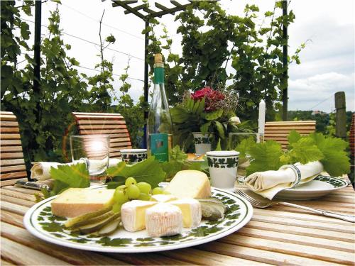 talerz sera i winogron na stole w obiekcie Weingut Mariaberg w mieście Miśnia