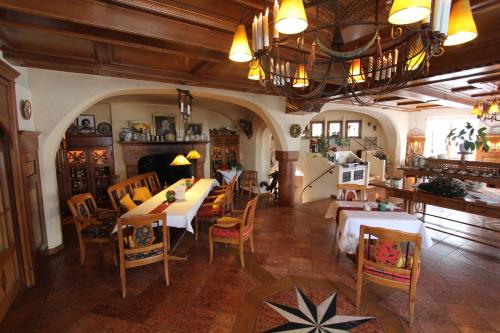 a dining room with a table and chairs in a room at Lahntalhotel Feudingen in Bad Laasphe