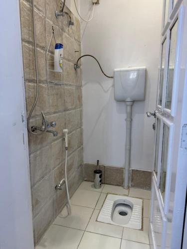 a small bathroom with a toilet and a shower at شقة ريفالا الفاخرة in Abha