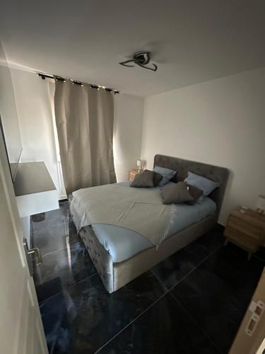 a bedroom with a bed in a room at Ó maestro home in Avignon