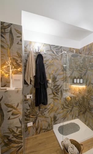a shower in a room with a wall at Villa del Mare Virgo Home in Nettuno
