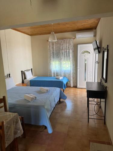 a bedroom with two beds and a piano at PERDIKI STUDIOS in Kokkino Nero