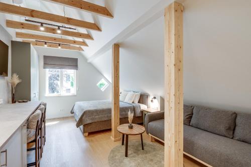 ein Wohnzimmer mit einer Couch und einem Bett in einem Zimmer in der Unterkunft Corner House in Nida