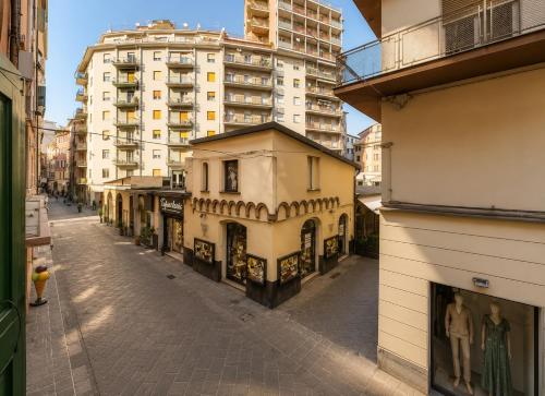 an empty street in a city with tall buildings at Cinque Terre Sweet Home - Centro La Spezia - 5 min stazione - Ideale Cinque Terre - WiFi e AC in La Spezia