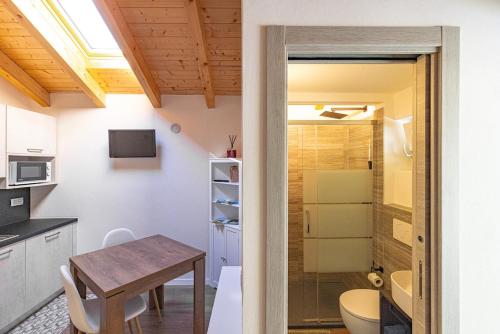 a small kitchen with a table and a dining room at Chalet Ca'Stanedi Valchiavenna in Voga
