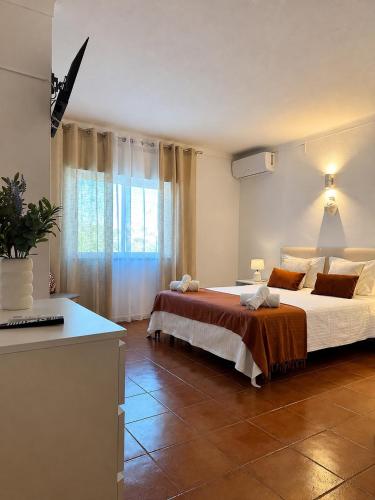 a bedroom with a large bed and a window at Villa Cerro in Albufeira