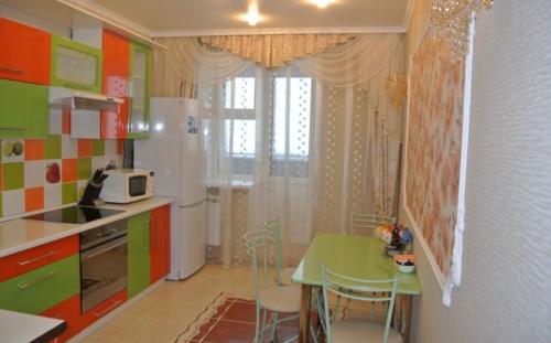 Küche/Küchenzeile in der Unterkunft Apartment on Karachevskiy 21
