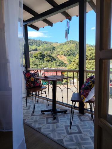 a balcony with a table and chairs and a view at Terra loft in Líbano