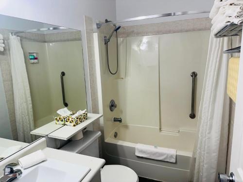 ein Badezimmer mit Dusche, Toilette und Waschbecken in der Unterkunft Heritage Inn in Hope