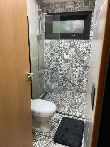 a bathroom with a toilet and a shower at cabaña wooden in San Martín de los Andes