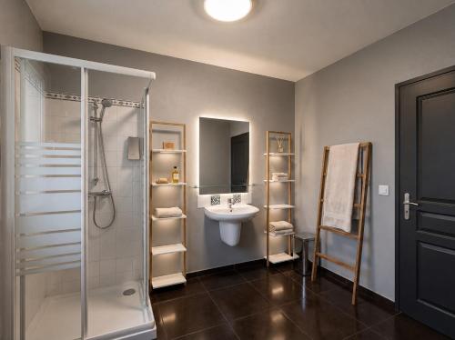 a bathroom with a sink and a shower and a sink at L'Eskale Guyane in Montjoly