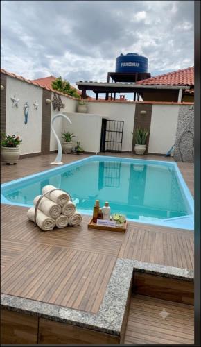 a swimming pool on top of a building at Casa com piscina e área gourmet próximo à praia com quarto suíte privativo in Saquarema