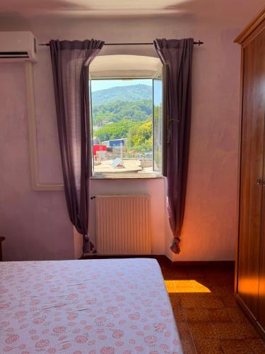 ein Schlafzimmer mit Fenster und Aussicht in der Unterkunft alchiccodoro in Genua