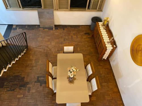 an overhead view of a table and chairs in a room at MGerais Hostel e Empório in Visconde do Rio Branco