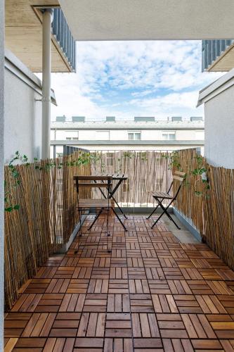 Luxury Stylish Apartment with Balcony & Free Parking