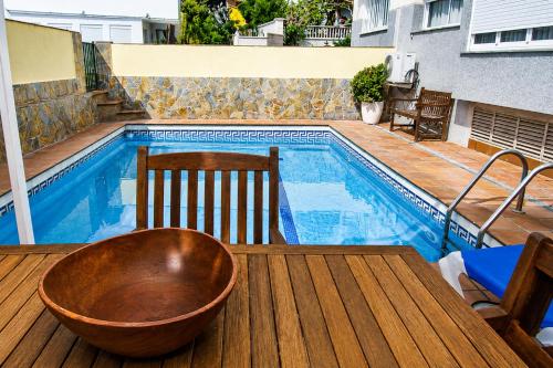 a tub sitting on a table next to a swimming pool at Buda Villa Planetcostadorada in Salou